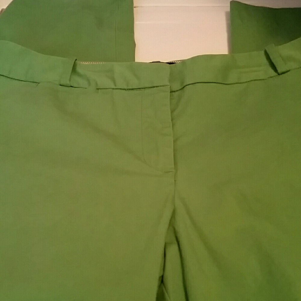 Green cropped pants